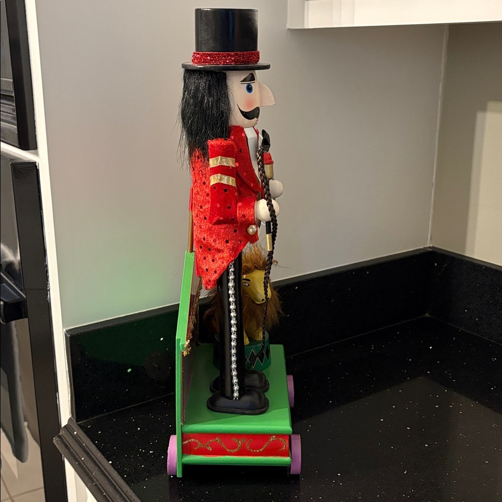 19” Christmas Circus Ringleader Lion Tamer Nutcracker w Lion and Big Top Vintage - Picture 2 of 13